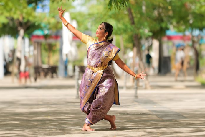 A dancer posing in Chalanachaari or Chankramanachaari Chankramanachaari pose