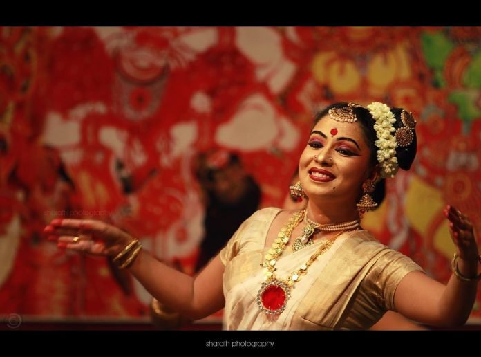 Indianartz.com - Kalamandalam Dhanusha Sanyal